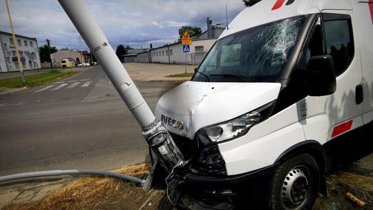 ? Krosno. Kierowca Iveco wjechał w Volkswagena i latarnię