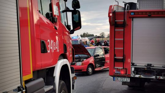 ? Krosno. Kierowca renault wjechał w volkswagena. Dwie osoby do szpitala [AKTUALIZACJA]