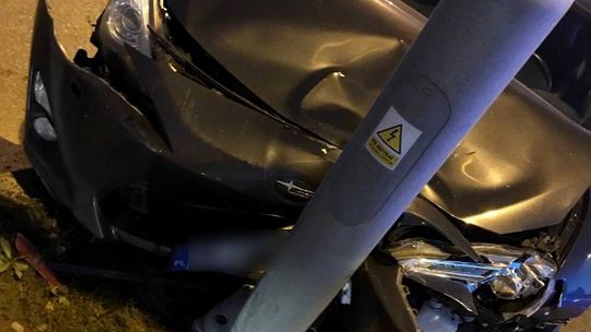 KROSNO: Kierowca Subaru wjechał w latarnię. Uniknął zderzenia z innym pojazdem