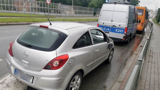 Krosno. Kierowca szkolnego autobusu doprowadził do kolizji z oplem
