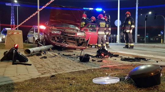 KROSNO: Kierowca wjechał w sygnalizator świetlny