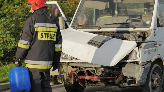 KROSNO: Kierowcę oślepiły promienie słoneczne. Najechał na passata