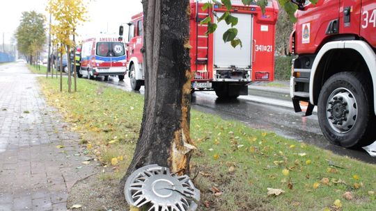 KROSNO: Kierujący Alfą Romeo uderzył w drzewo