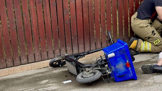 Krosno: Kierujący pojazdem dwukołowym uderzył w ogrodzenie