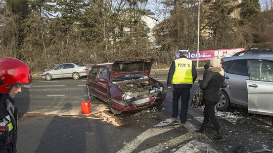 KROSNO: Kolejna przedświąteczna kolizja przy markecie