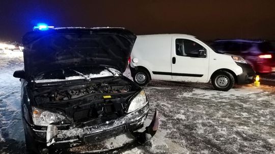 KROSNO: Kolejne zderzenie samochodów na zaśnieżonych drogach