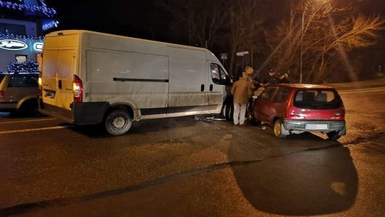 KROSNO: Kolizja busa i Seicento na skrzyżowaniu ulic Naftowej i Krakowskiej