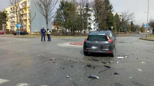 KROSNO: Kolizja Fiata i Citroena na znanym rondzie