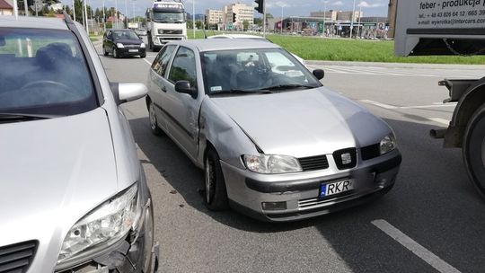 KROSNO: Kolizja na skrzyżowaniu przy KFC. Kierująca wjechała na czerwonym