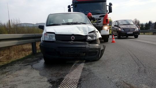 KROSNO: Kolizja trzech aut na wiadukcie