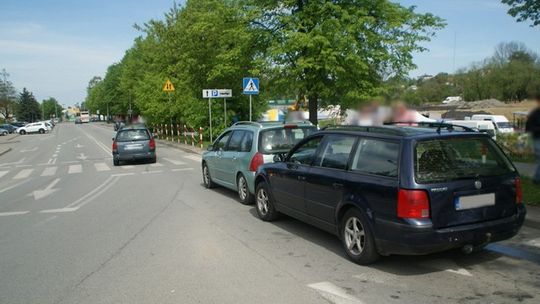 KROSNO: Kolizja trzech samochodów przy targowicy