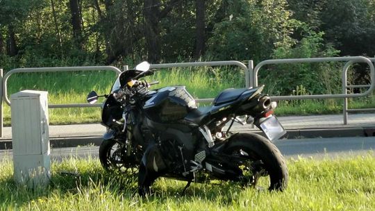 Krosno. Koło odpadło w Renault i uderzyło w motocyklistę