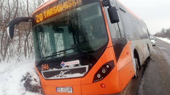 KROSNO: Kursowy autobus zjechał z drogi. Złe warunki na drogach!