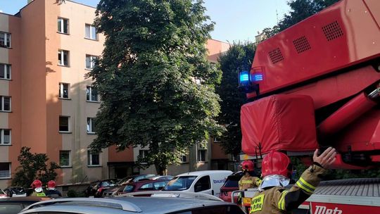 Krosno. Mężczyzna siedział na dachu bloku. Interweniowały służby