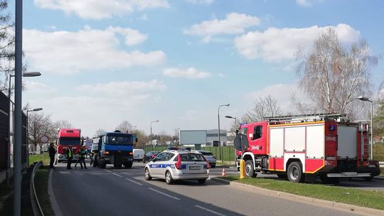 KROSNO: Mężczyzna wbiegł pod ciężarówkę na ulicy Podkarpackiej. Zmarł w szpitalu