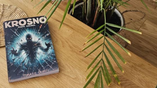 "Krosno. Miasto Szklarza" – Mroczna opowieść Tomasza Głuca osadzona w szklanej tradycji naszego miasta