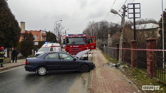 Krosno: Mitsubishi uderzyło w słup. Kierująca trafiła do szpitala.