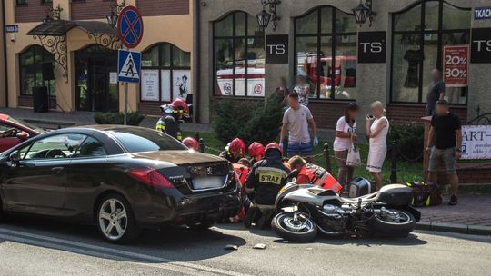 KROSNO: Motocyklista najechał na Peugeota