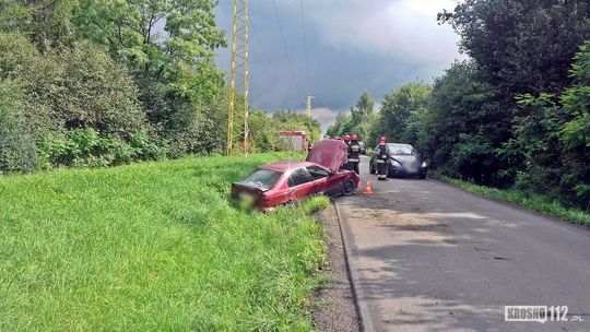 Krosno: Na Sikorskiego samochód wjechał do rowu