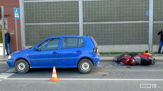 Krosno: Najechał motorowerem na tył samochodu