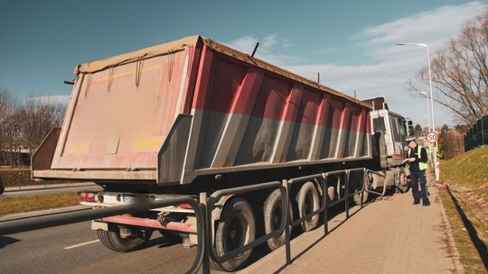 KROSNO: Nie chciał wjechać w osobówkę, wybrał barierki