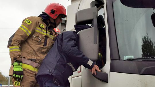 ? Krosno. Ochronę huty zaniepokoiła stojąca ciężarówka. Wezwano straż i policję