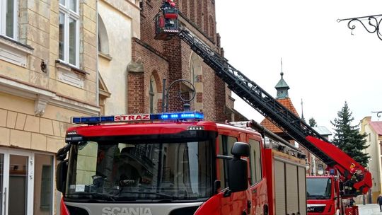 Krosno. Odpadł fragment gzymsu z kościoła franciszkanów