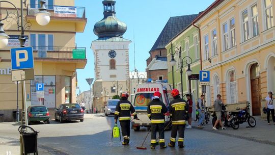 Krosno: Olej z koparki zalał ulice Starego Miasta - cztery osoby w szpitalu