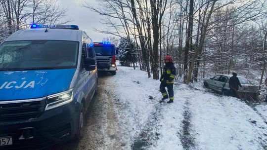 Krosno. opel wypadł z drogi uderzył w drzewo.