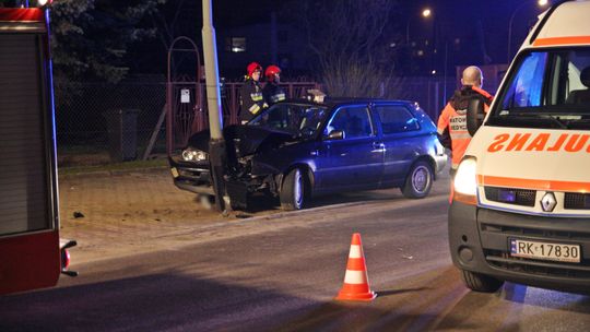 Krosno: Osobówka zatrzymała się na latarni