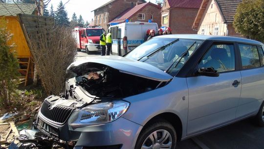 Krosno: Otarł się o "L-kę" i wjechał w budynek