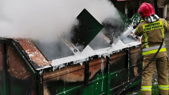 Krosno: Palił się kontener na cmentarzu