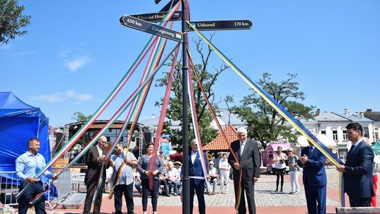 KROSNO: Partnerstwo, przyjaźń, współpraca. Odsłonięcie drogowskazu miast partnerskich