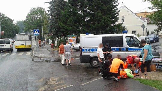 Krosno: Piesi ucierpieli w zderzeniu autobusu i osobówki