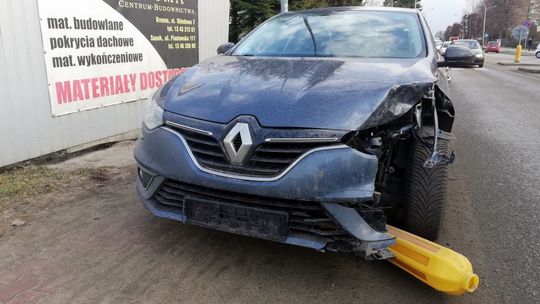 KROSNO: Poczuł się źle. "Skosił" autem znaki na Krakowskiej
