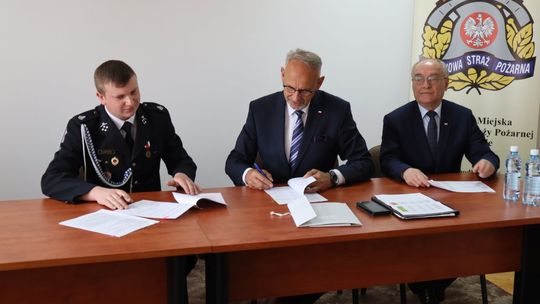 Krosno. Podpisano umowy z WFOŚiGW na dofinansowanie nowych samochodów dla OSP