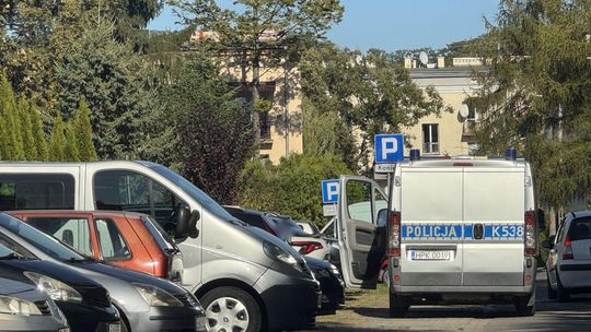 Krosno. Policjanci wybili szybę, by uratować 2,5-letnią dziewczynkę