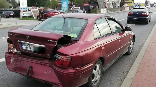 KROSNO: Poranne najechanie na tył na Zręcińskiej. Zderzenie czterech samochodów