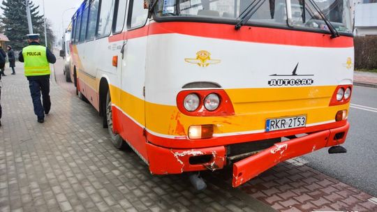 Krosno: Poranne zderzenie autobusu i fiata