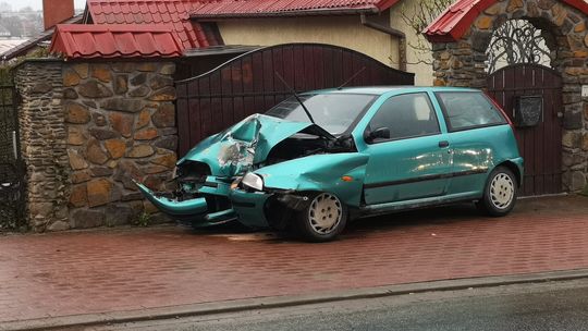 KROSNO: Poranne zderzenie Fiata Punto z przydrożną latarnią