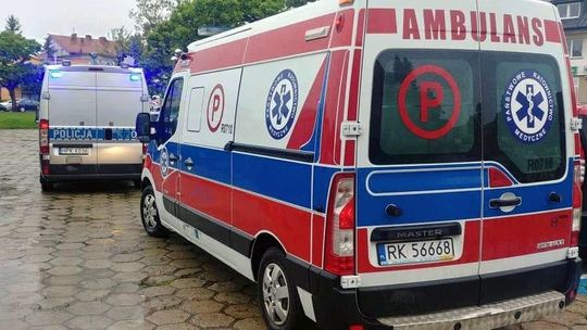 KROSNO: Pościg za pijanym kierowcą osobówki. Uderzył golfem w ambulans