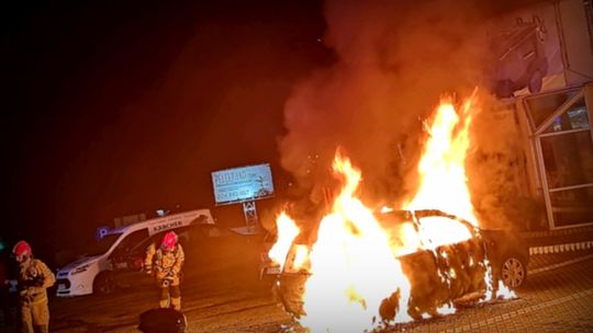 Krosno. Pożar Forda przy budynku delikatesów