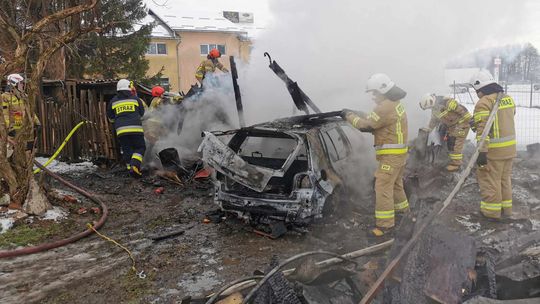 Krosno. Pożar garażu na Krakowskiej w środku samochód [FOTO, WIDEO]