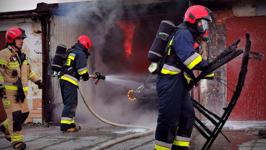 ? Krosno. Pożar garażu z samochodem