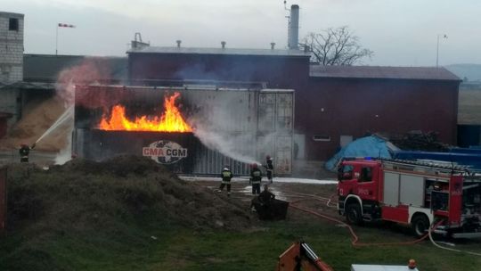 KROSNO: Pożar kontenerów w jednej z firm przy ul. Żwirki i Wigury