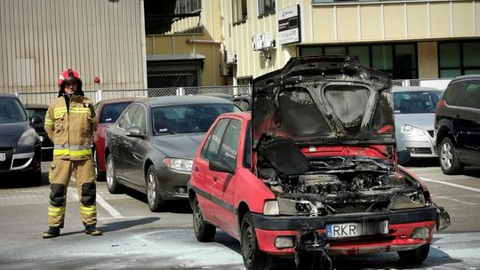? Krosno. Pożar samochodu na parkingu