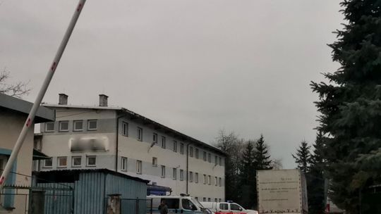KROSNO: Pożar w jednej z hal. Ogień przeniósł się na dach