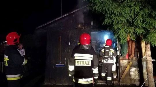 KROSNO: Pożar wewnątrz drewnianego garażu
