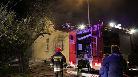 KROSNO: Pożaru garażu. Ogień przedostał się na strych budynku