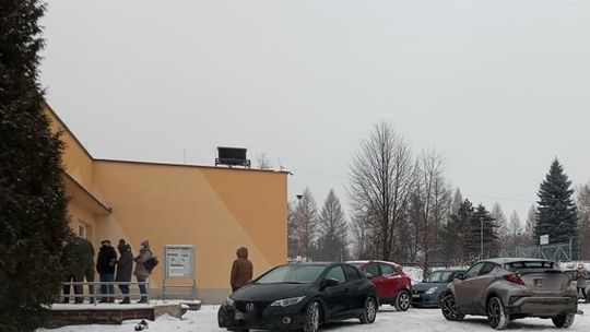 Krosno. Problemy w kolejce do punktu wymazów na COVID-19